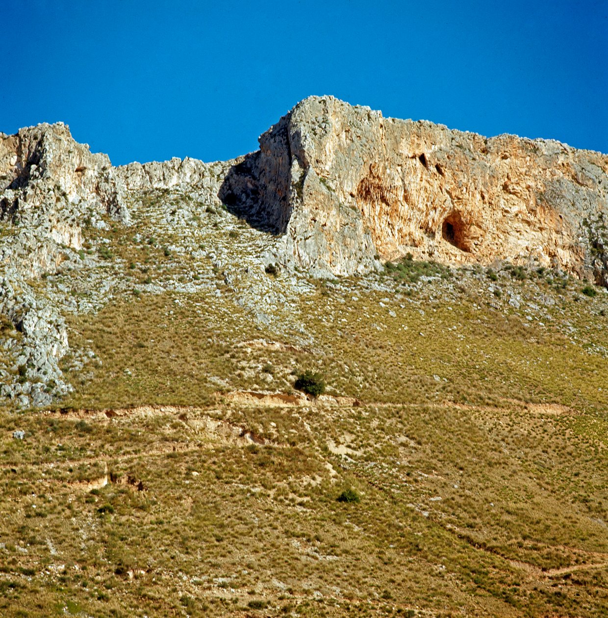 Prehistorya: Paleolitik dönemden kalma bir mağaraya sahip Monte Palmeto Giriti. Monte Palmeto, Palermo (Palermo), İtalya by Prehistoric Prehistoric