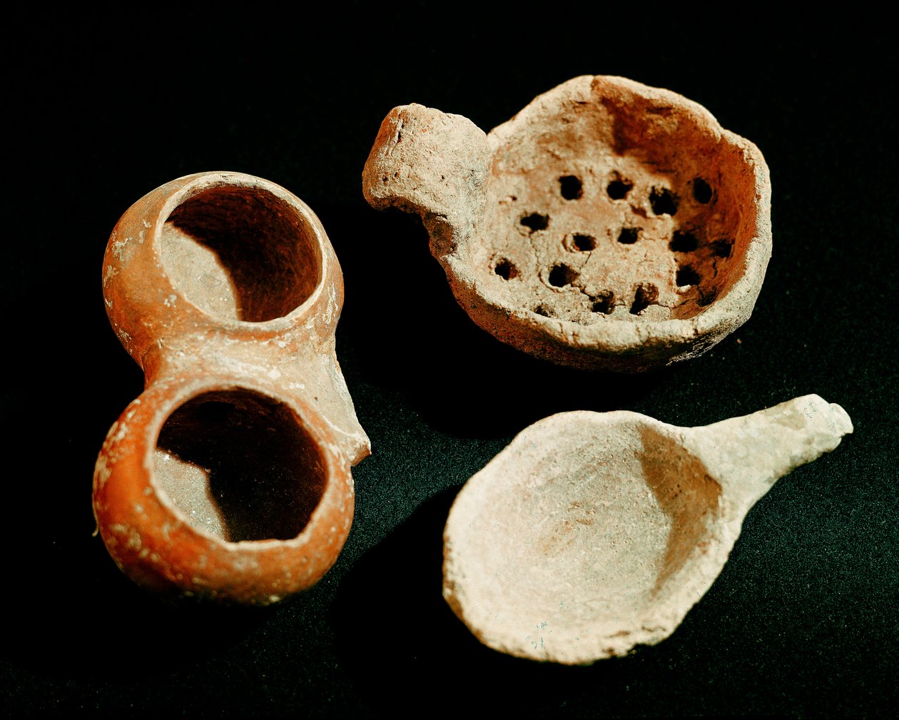 Prehistorya: çeşitli sofra aksesuarları (süzgeç, tencere). Apenin Uygarlığı (veya İtalyan Bronz Çağı). 1400-1300 M.Ö. Perugia, Museo Archeologico Nazionale dell