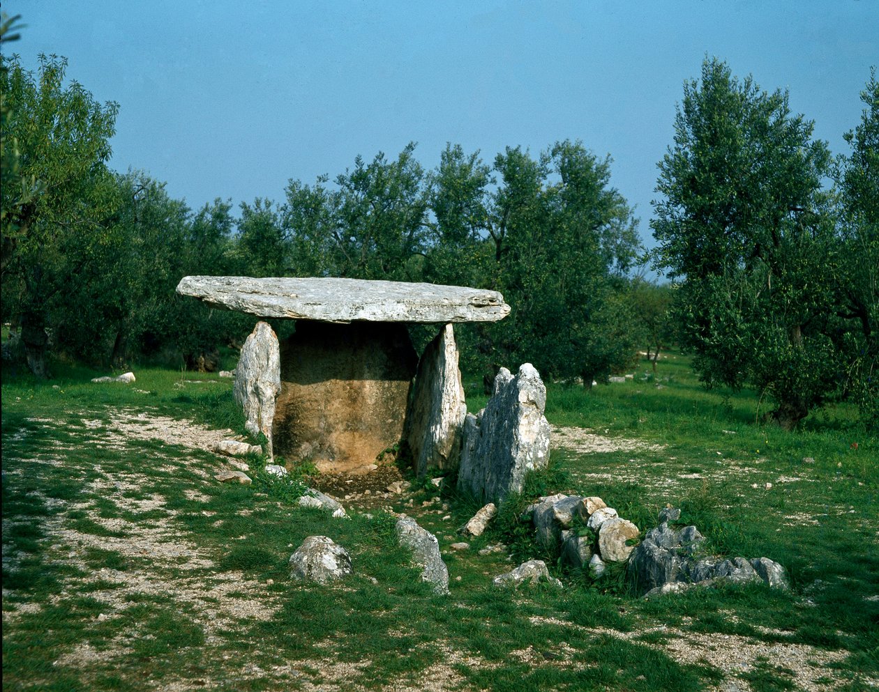 Prehistorya: Giriş koridoru ile Chianca dolmeninin görünümü. Taş Devri, Neolitik. MÖ 6.-3. yy. Bisceglie, Puglia, İtalya by Prehistoric Prehistoric