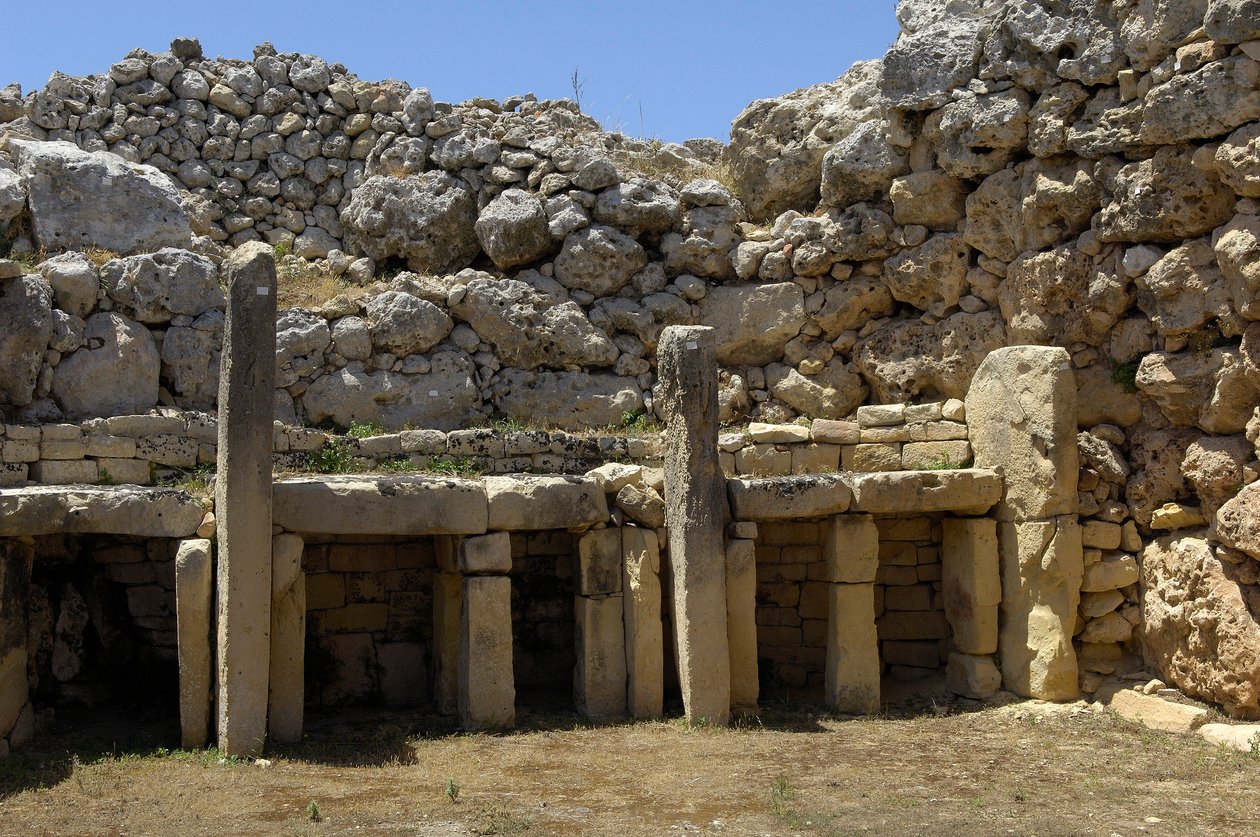 Tarih öncesi: Neolitik dönemden (MÖ 3500-2600), Gozo adası, Malta'dan kalma megalitik Ggantija tapınağının görünümü (fotoğraf) by Prehistoric Prehistoric