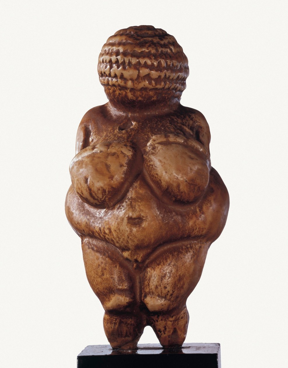 Willendorf Venüsü. Çok gelişmiş formlara sahip bir kadını betimleyen kireçtaşı heykelciği. MÖ 23000 (kireçtaşı) by Prehistoric Prehistoric