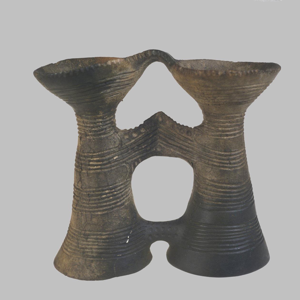 Binoküler Biçimli Gemi, MÖ 4400-4200 by Prehistoric Russian Culture