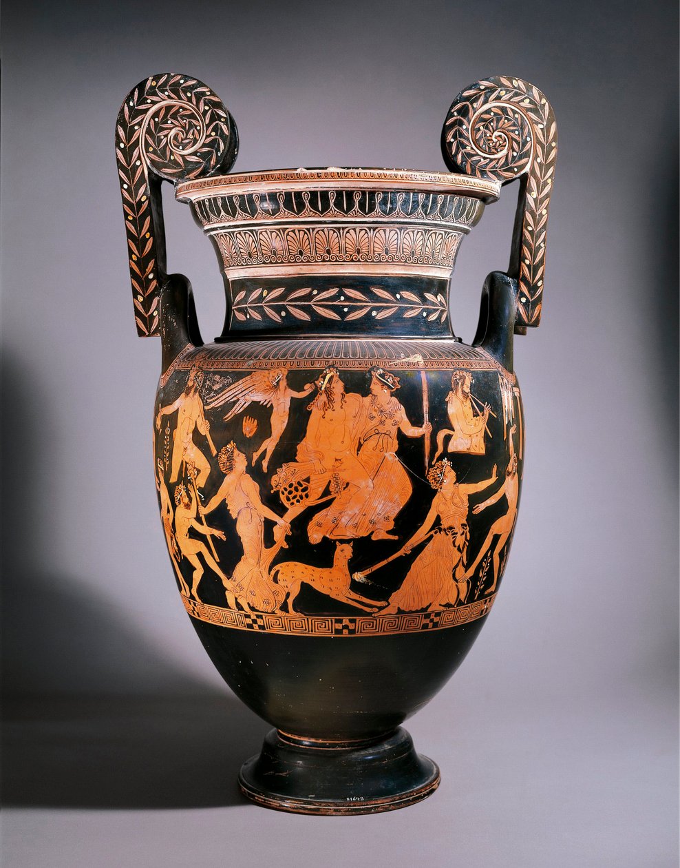 Pronomos Vazosu. Bir oyun oynamaya hazırlanan bir grup oyuncu. Krater Pronomos tarafından boyanmış volüt, kırmızı ve beyaz figürler. Seramik. Karartma: 74 cm. Env. 81673. Museo nazionale archeologico, Napoli (Musee Archeologique de Napoli). by Promonos Painter