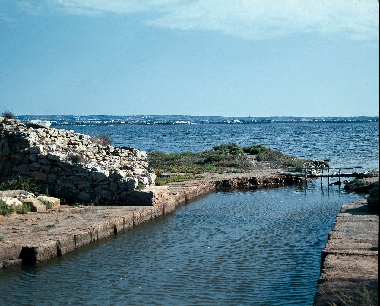 MÖ 8. yüzyılda kurulan antik Pön şehri Mozia (Motya, Mozzia veya Motia) adasındaki kotonun (Khoton) görünümü. Sicilya by Punic Punic