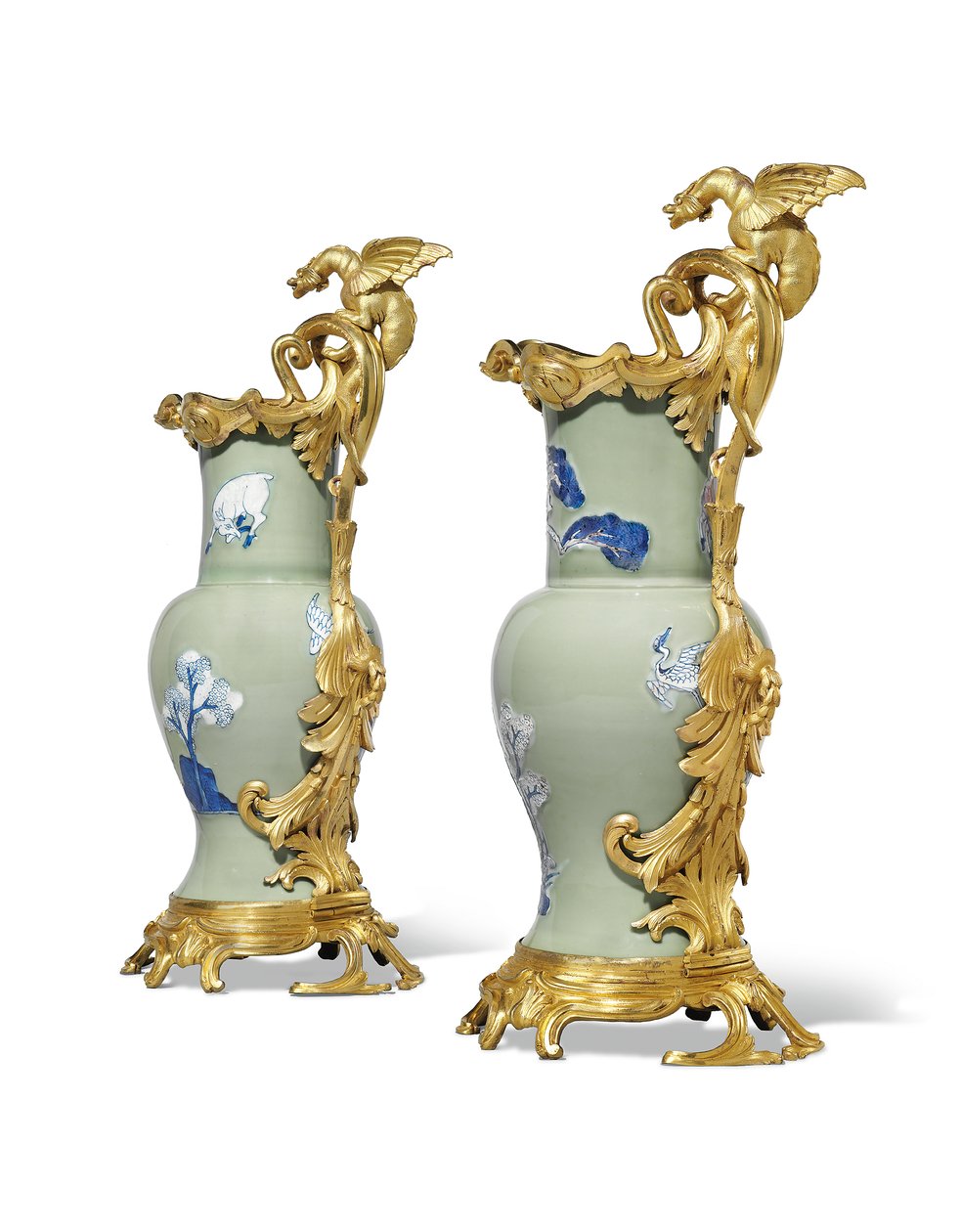 Bir çift Louis XV ibrik, porselen 1662-1722, montaj c.1745-49 (ormolu monte porselen) by Qing Dynasty   Kangxi Period Chinese School