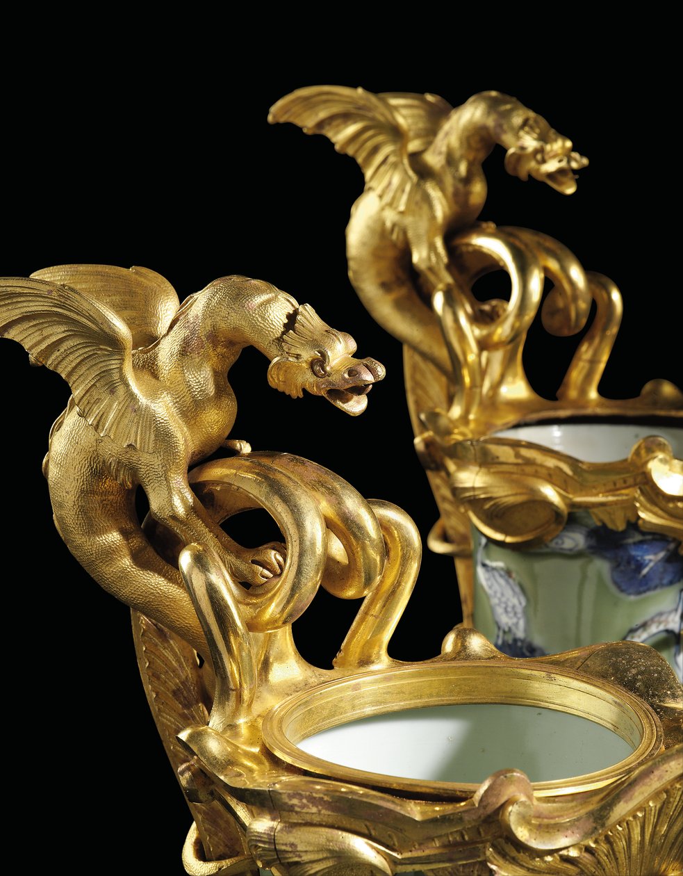 Bir çift Louis XV ibrik, porselen 1662-1722, montaj c.1745-49 (ormolu monte porselen) by Qing Dynasty   Kangxi Period Chinese School
