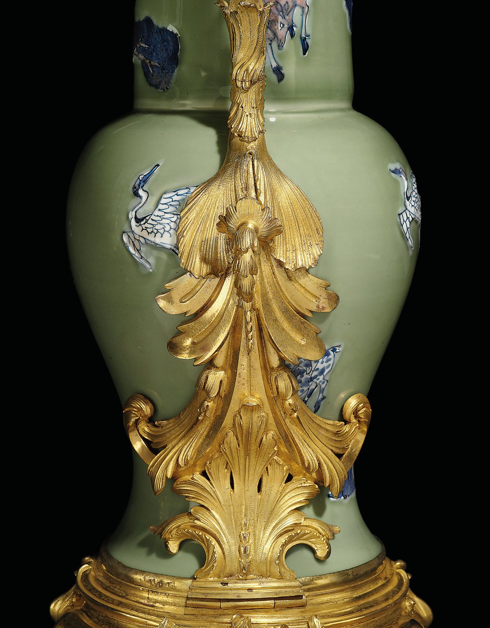Bir çift Louis XV ibrikten biri, porselen 1662-1722, c.1745-49 monte edilir (ormolu monte edilmiş porselen) by Qing Dynasty   Kangxi Period Chinese School