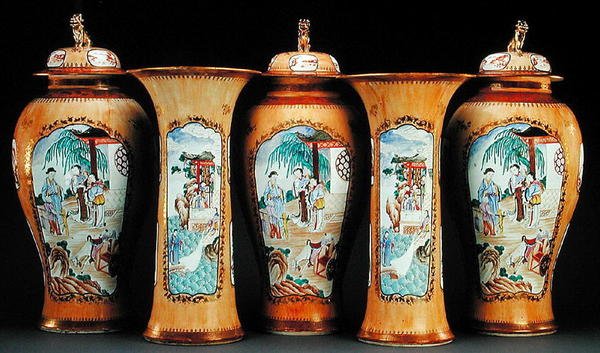 Bir kafe au lait zemin famille gül beş parçalı garnitür, Qianlong Dönemi by Qing Dynasty Chinese School