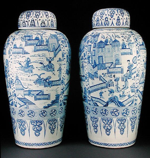 Bir çift mavi beyaz asker vazosu, c.1700 (porselen) by Qing Dynasty Chinese School