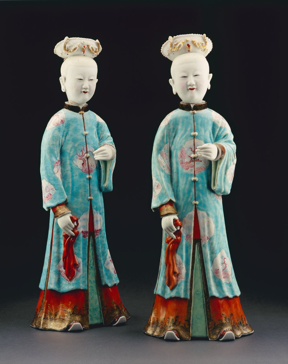 Bir çift kadın figürü, Qianlong dönemi, 1736-95 (porselen) by Qing Dynasty Chinese School