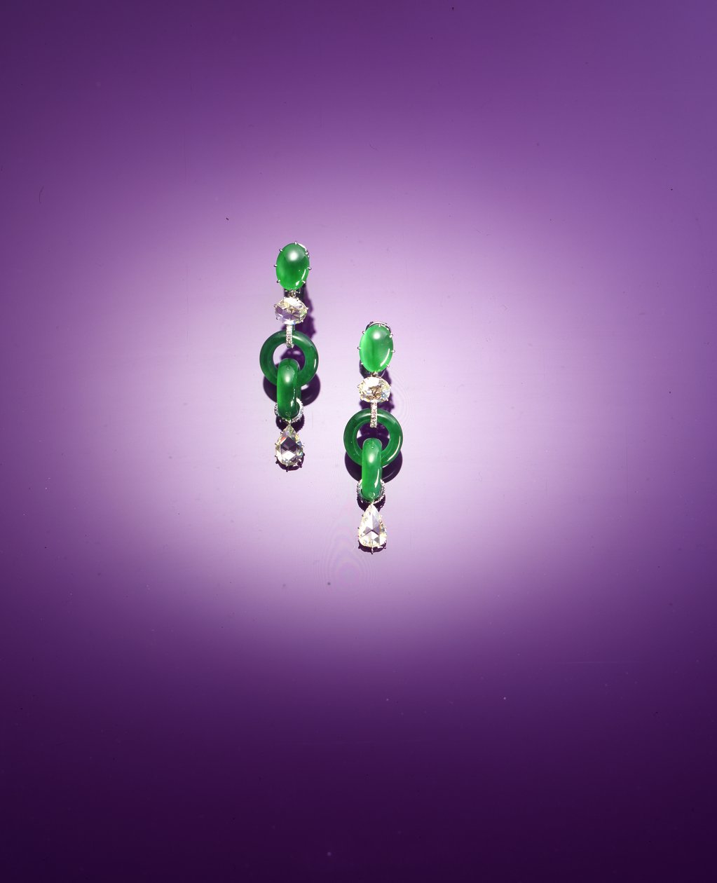 Olağanüstü bir çift halkalı kolye küpe (jadeit ve elmas) by Qing Dynasty Chinese School