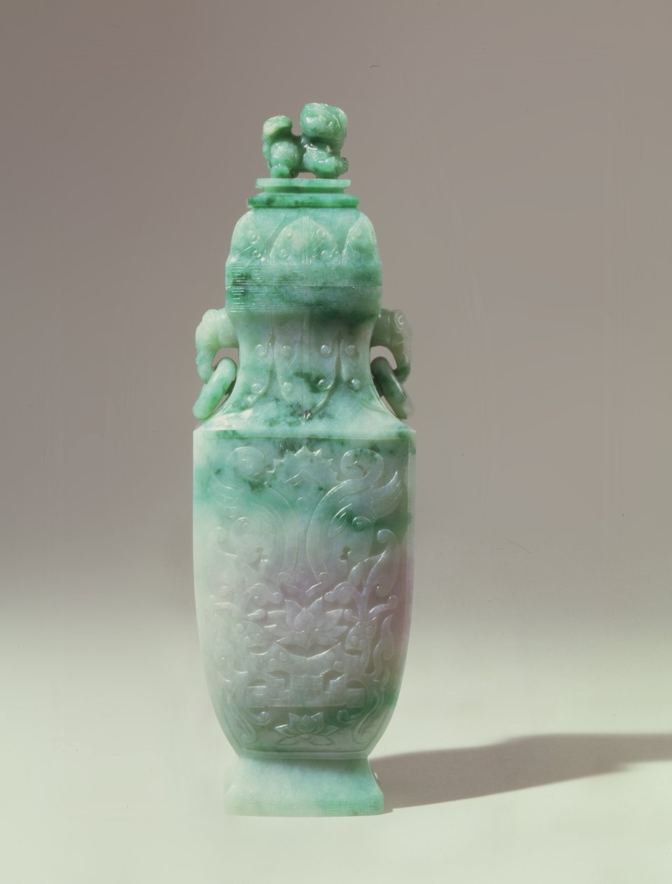 Korkuluklu vazo ve kubbeli kapak, geç Qing Hanedanlığı (zümrüt ve beyaz yeşim) by Qing Dynasty Chinese School
