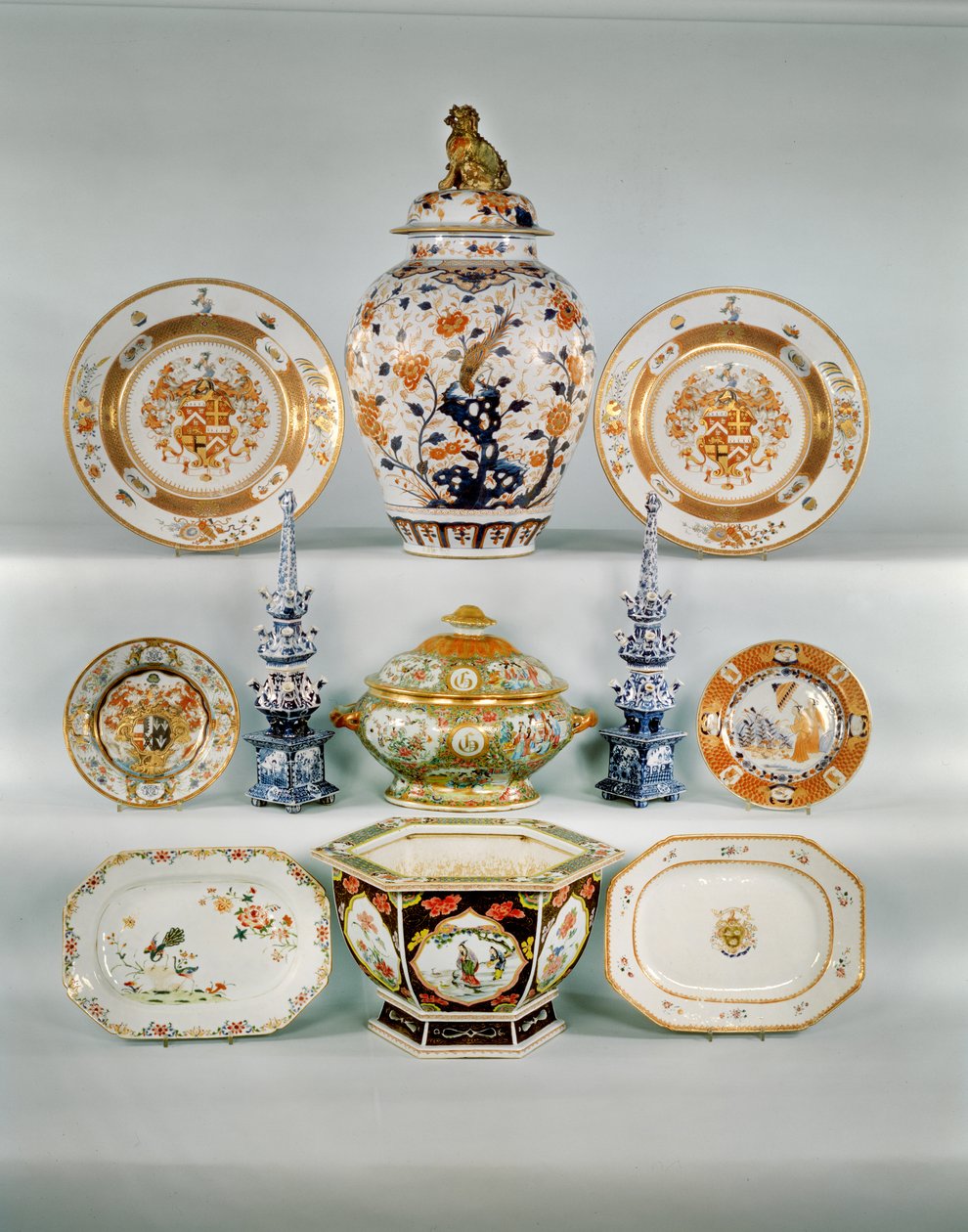 İmari korkuluk vazosu; Gül-verte arma, c.1724; Famille gül bombası kasesi ve kapağı; İki adet mavi ve beyaz lale vazo; Famille Rose arma plakası; Cornelius Prenk imzalı Imari plakası; Famille Rose dikdörtgen çanak; Famille Rose altıgen jardiyer (porselen) by Qing Dynasty Chinese School