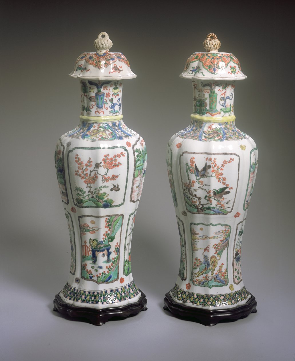 Çin İhracatı Çifti Famille Verte Vazolar ve Kapaklar, Kangxi dönemi (1662-1722) (porselen) (ayrıca bkz. 272196) by Qing Dynasty Chinese School