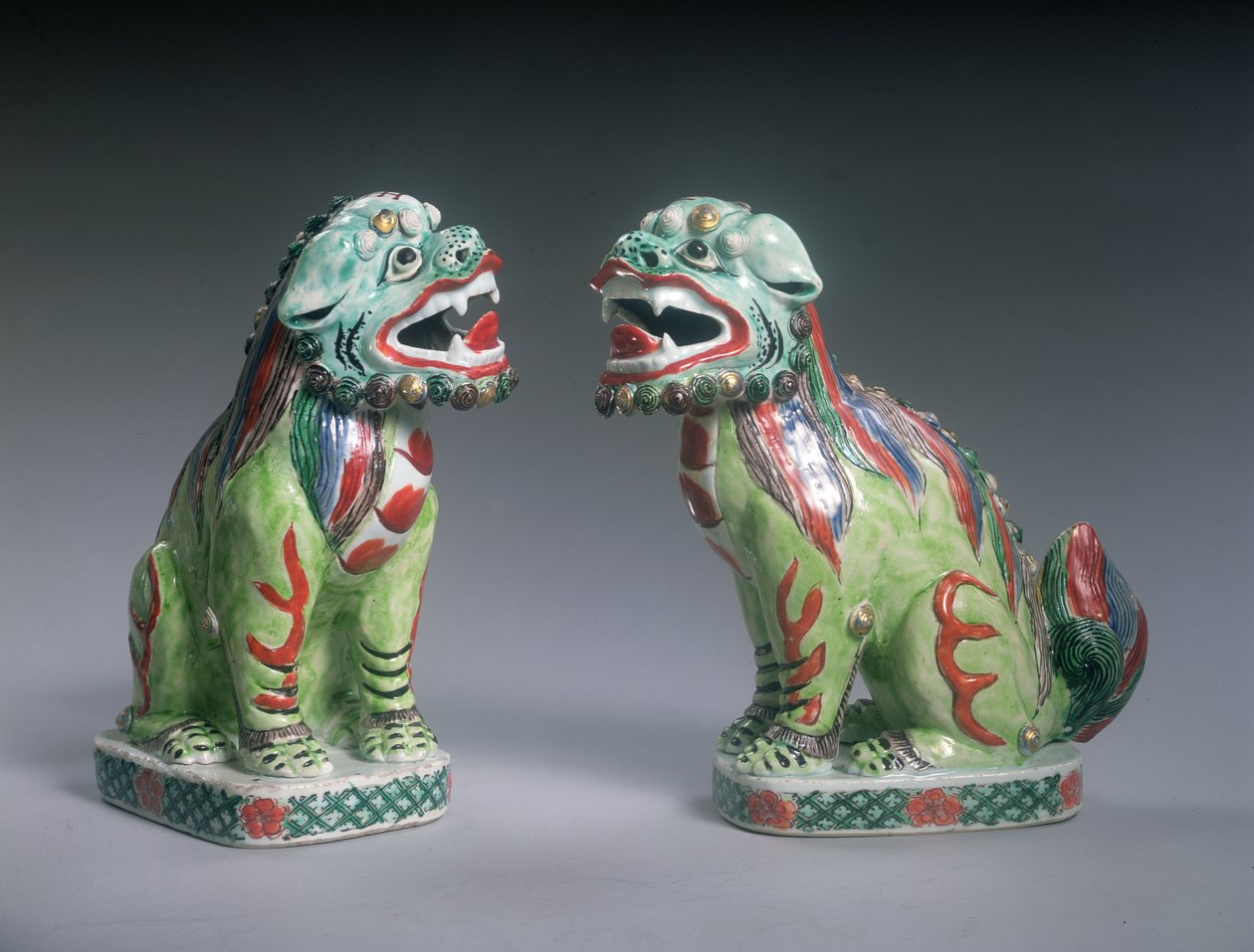 Bir çift Famille Verte Aslanı, Kangxi dönemi (1662-1722) (porselen) by Qing Dynasty Chinese School