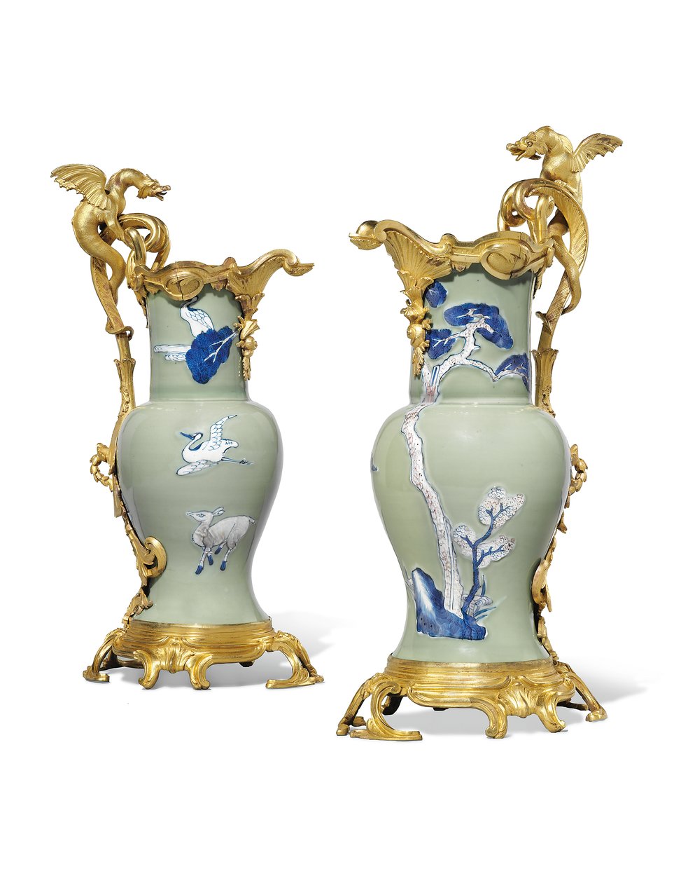 Bir çift Louis XV ibrik, porselen 1662-1722, c.1745-49 montajları by Qing Dynasty   Kangxi Period Chinese