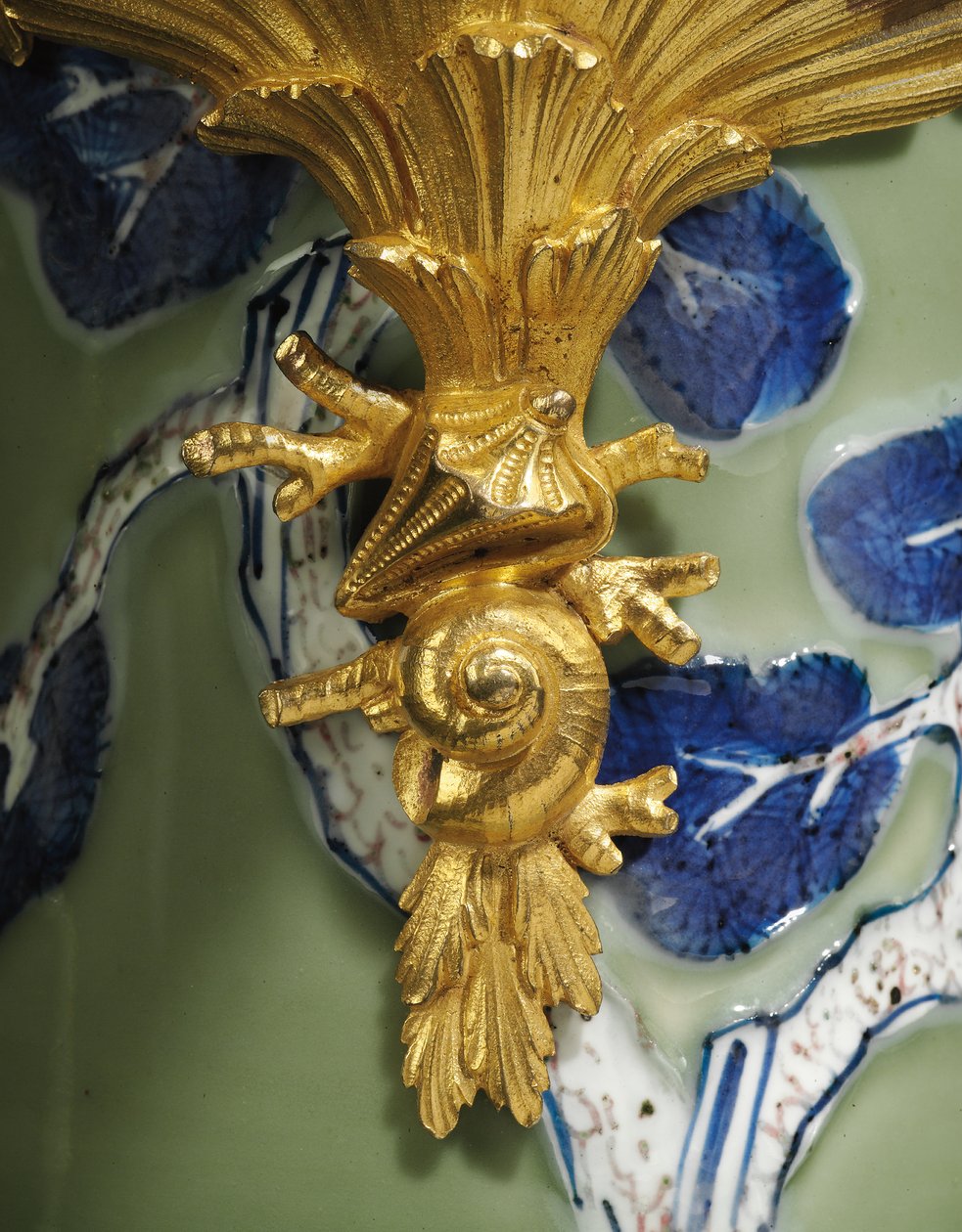 Bir çift Louis XV ibrikten biri, porselen 1662-1722, c.1745-49 monte edilir (ormolu monte edilmiş porselen) by Qing Dynasty   Kangxi Period Chinese