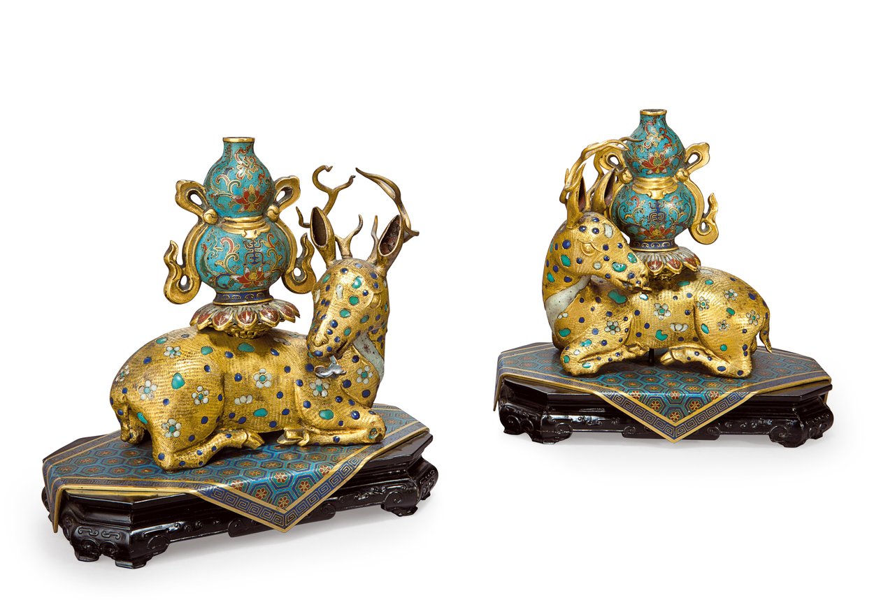 Bir çift yaslanmış geyik (yaldızlı bakır ve emaye işi emaye) by Qing Dynasty   Qianlong Period Chinese School