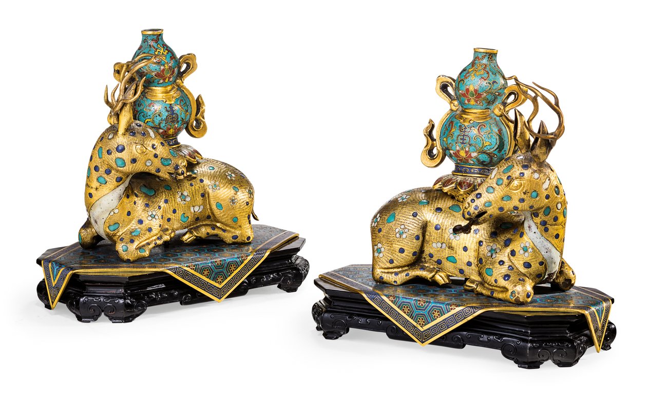 Bir çift yaslanmış geyik (yaldızlı bakır ve emaye işi emaye) by Qing Dynasty   Qianlong Period Chinese School