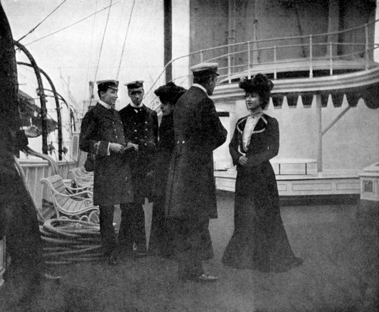 Kraliyet yatında bir grup Victoria ve Albert III Kopenhag, İsveç, 1908. by Queen Alexandra