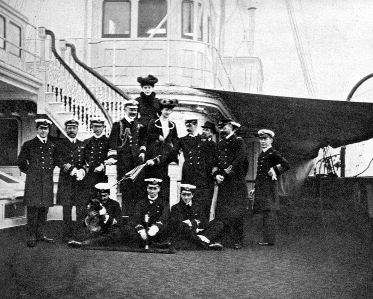 Kraliyet yat Victoria ve Albert, Kopenhag, 1908 gemide grup portresi. by Queen Alexandra