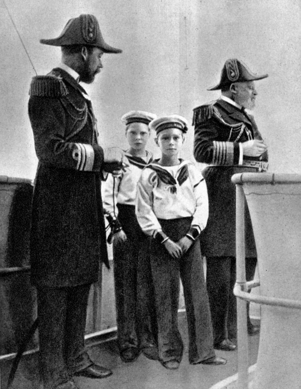 Kral Edward VII 1841-1910, oğlu George 1865-1936 ve en büyük iki torunu ile, 1908 by Queen Alexandra