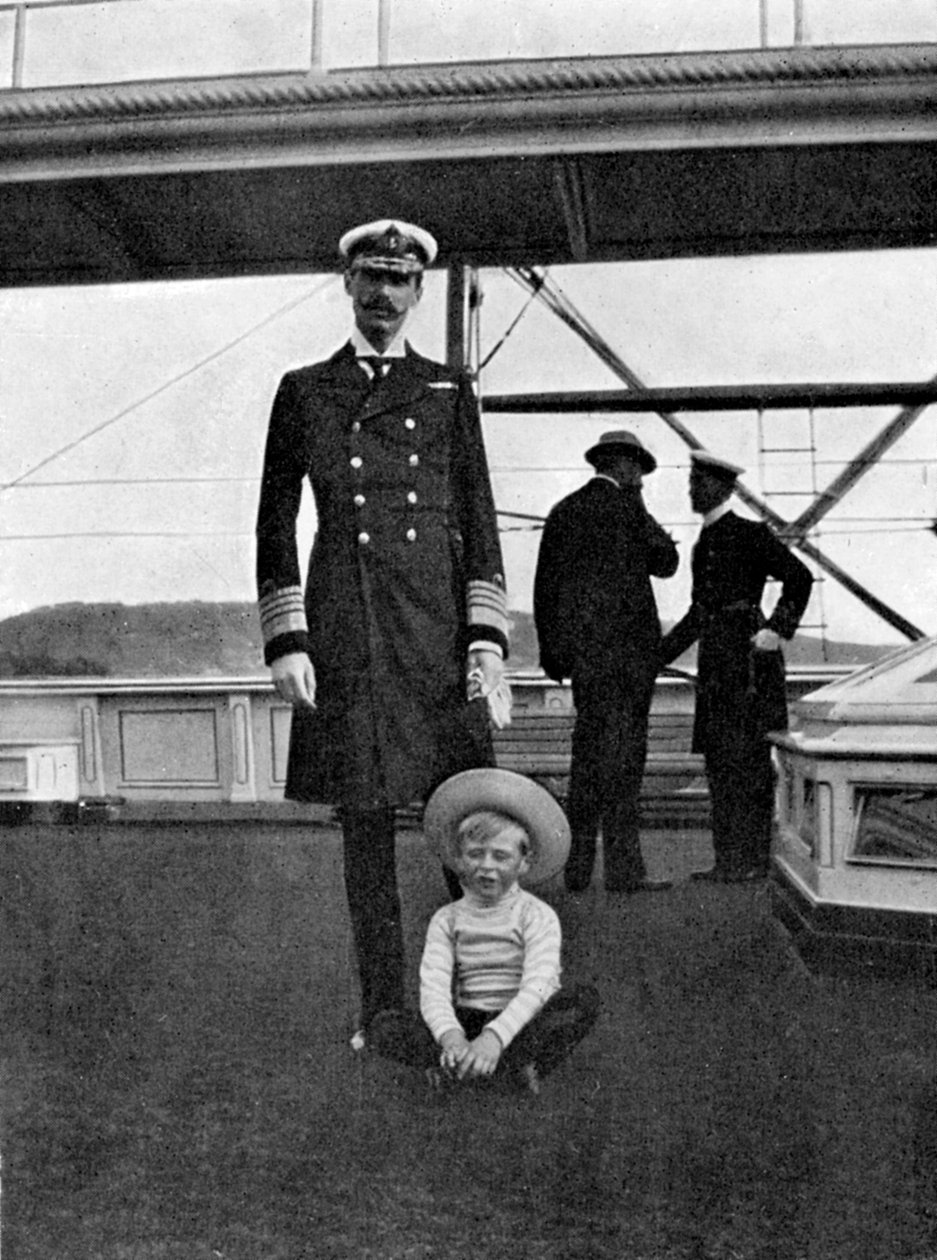 Norveç Kralı Haakon VII, 1872-1957, oğlu Olav 1903-1991, 1908 ile birlikte. by Queen Alexandra