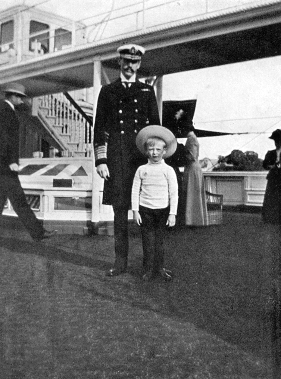 Norveç Kralı Haakon VII, 1872-1957, oğlu Olav 1903-1991, 1908 ile birlikte. by Queen Alexandra