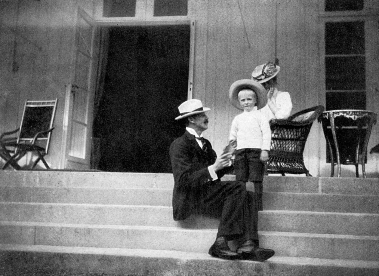 Norveç Kralı VII. Haakon, oğlu Olav ve Prenses Victoria, Bygdøy, Norveç, 1908. by Queen Alexandra