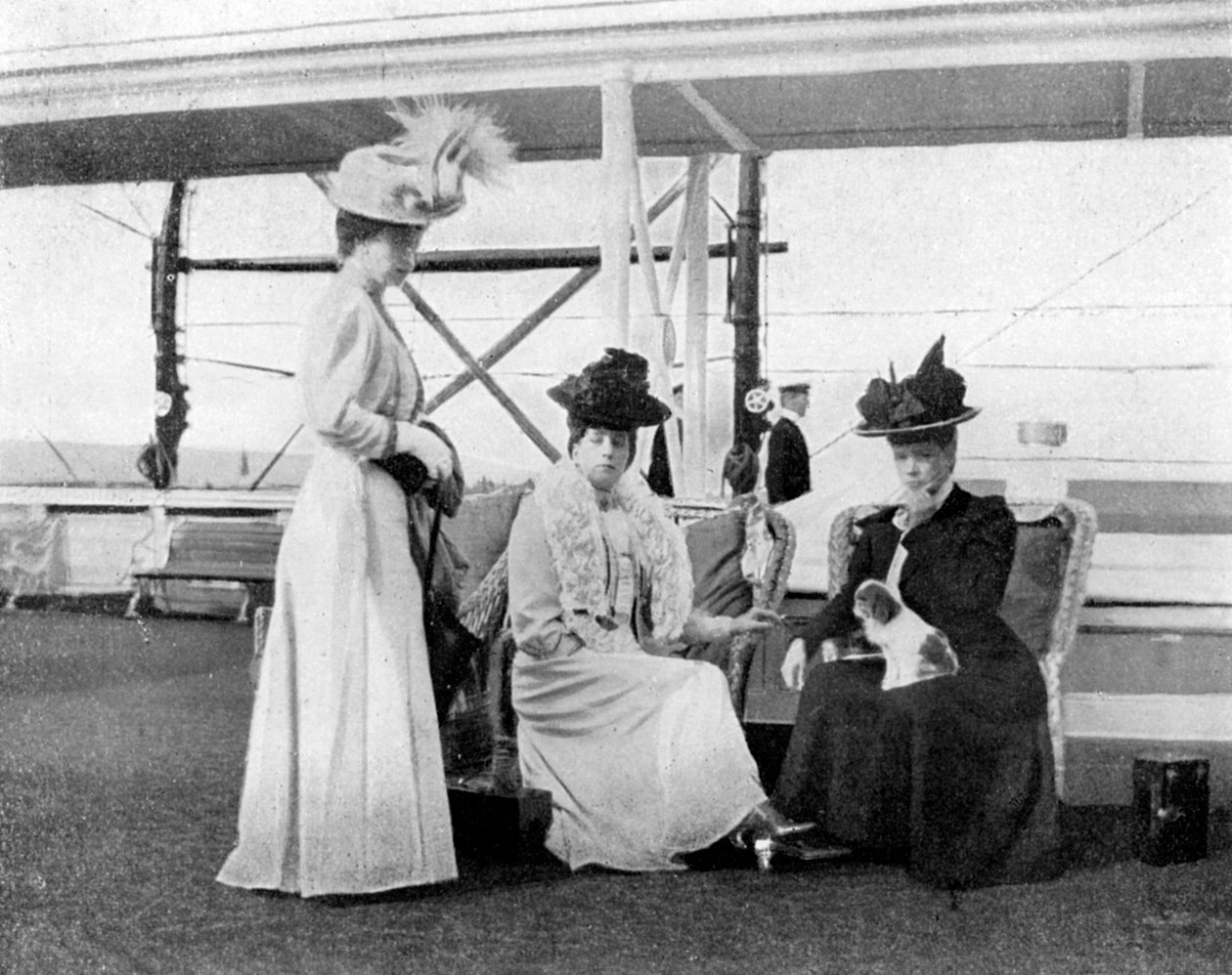 Kraliyet yatında Victoria ve Albert III, 1908. by Queen Alexandra