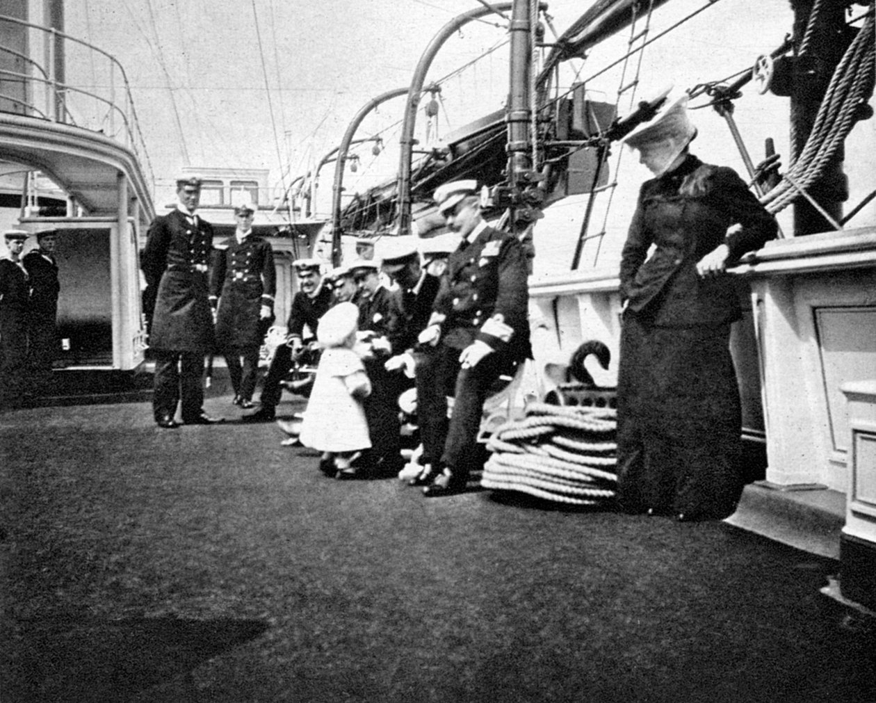 Prens Olav 1903-1991, müstakbel Norveç Kralı Olav V, deniz subaylarıyla konuşuyor, 1908. by Queen Alexandra