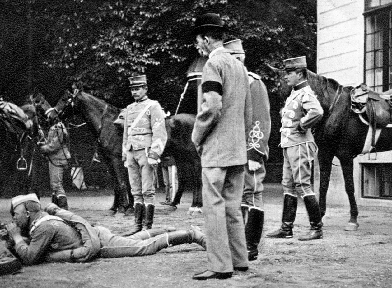 Yeni tekrar eden tüfeğin test edilmesi, 1908. by Queen Alexandra