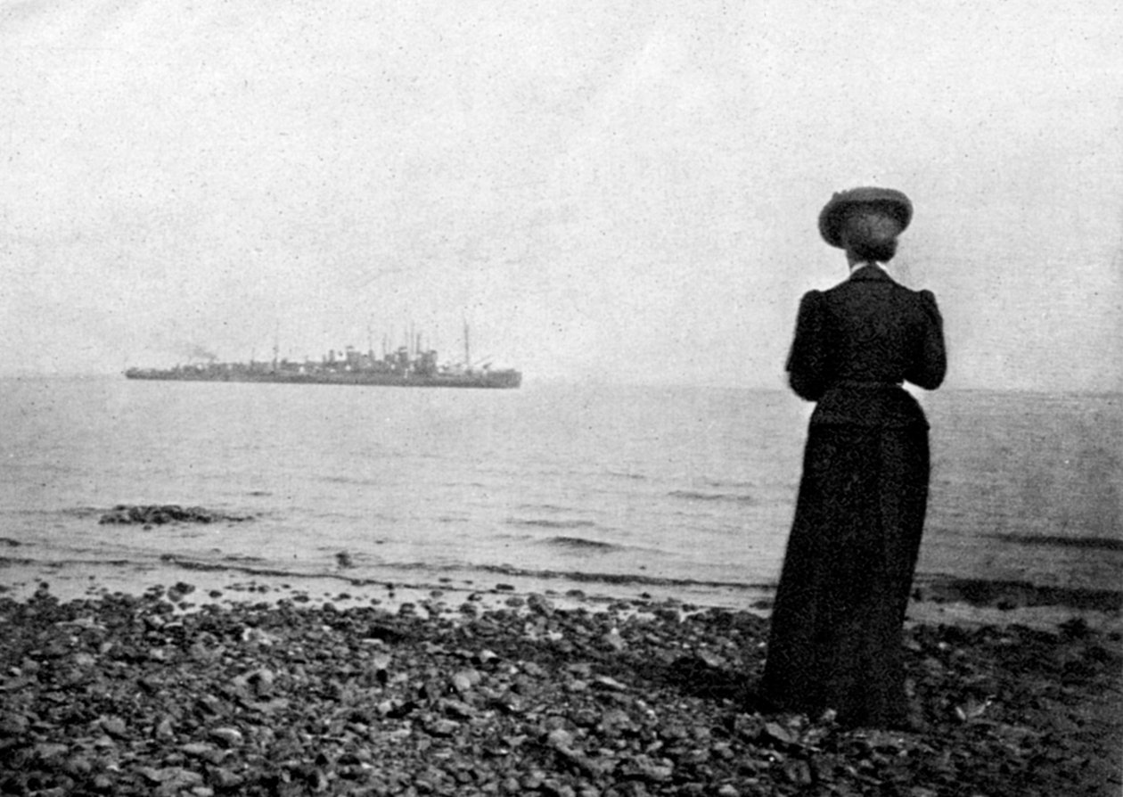 İmparatoriçe Maria Feodorovna, Hvidovre açıklarında bir Danimarka donanma gemisine bakıyor, Danimarka, 1908. by Queen Alexandra