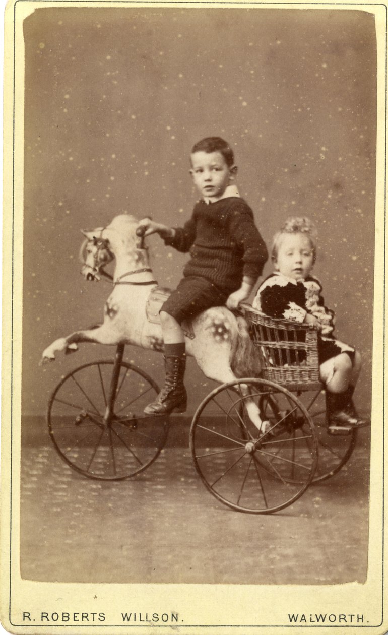 Arkasında hasır arabalı genç kızla sallanan atlı genç çocuk, 1880