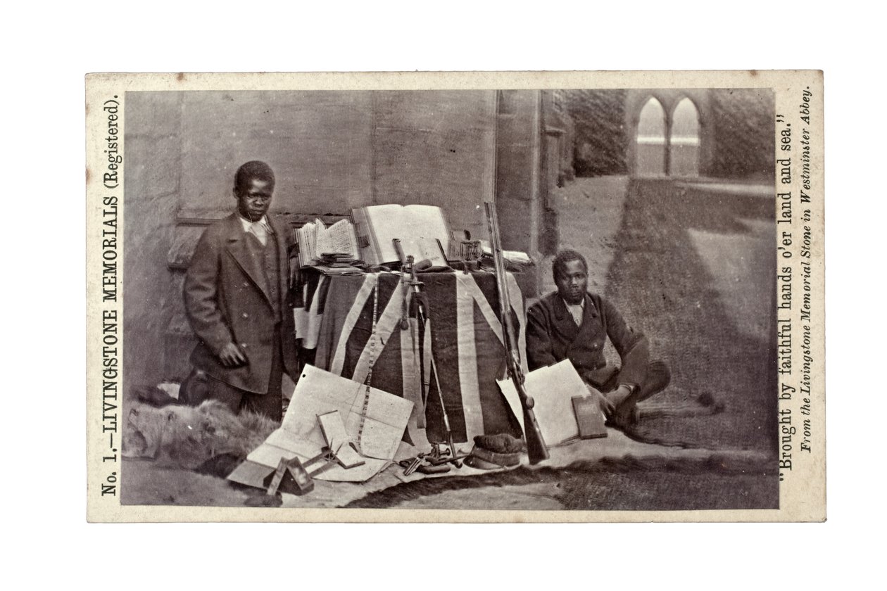 James Chuma ve Abdullah Susi, David Livingstone eserleriyle, Newstead Abbey, İngiltere, Haziran 1874 (albüm baskısı) by R. and Son Allen