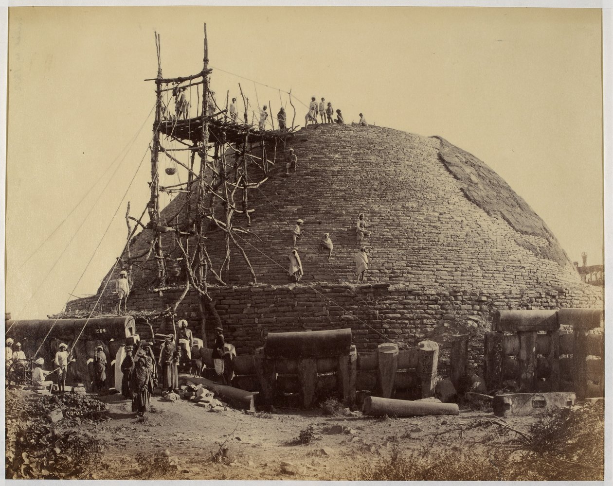 onarımlar sırasında güneybatıdan Sanchi stupa by Raja Deen Dayal