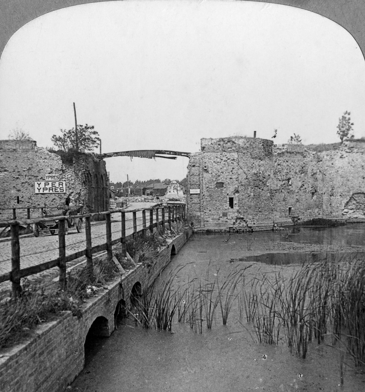 14. yüzyıl surları ve Lille Kapısı, Ypres, Belçika, I. Dünya Savaşı, c1914-c1918. by Realistic Travels Publishers