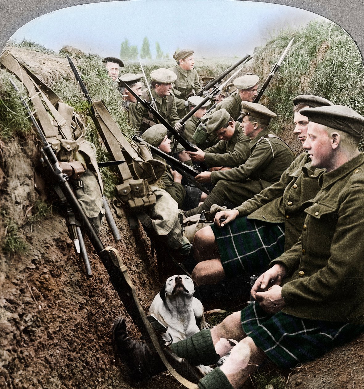 Seaforth Highlanders'ın kısa bir mola veren bir bölümü, I. Dünya Savaşı, c1914-c1918 by Realistic Travels Publishers
