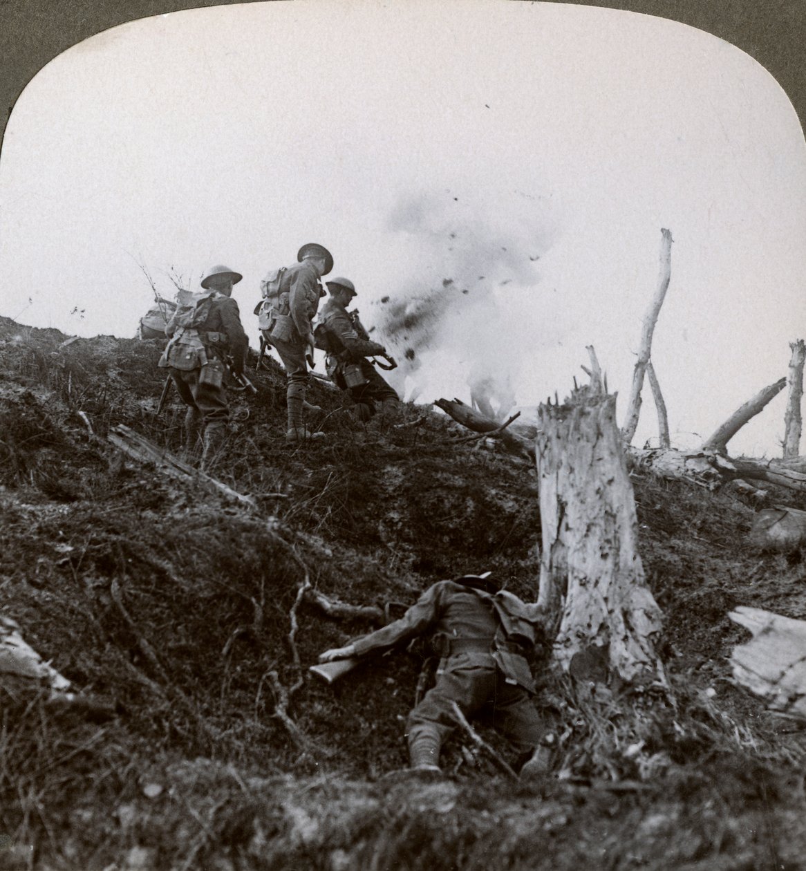 Alman hatlarına saldırmak için No Mans Land boyunca ilerleyin, I. Dünya Savaşı, 1914-1918 by Realistic Travels Publishers