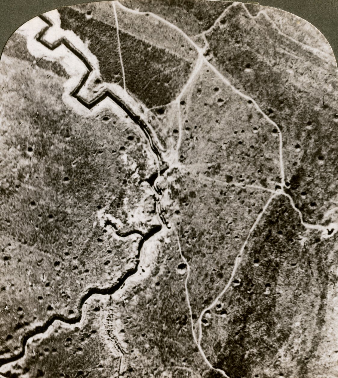 Alman hatlarının havadan çekilmiş fotoğrafı, Birinci Dünya Savaşı, 1914-1918. by Realistic Travels Publishers