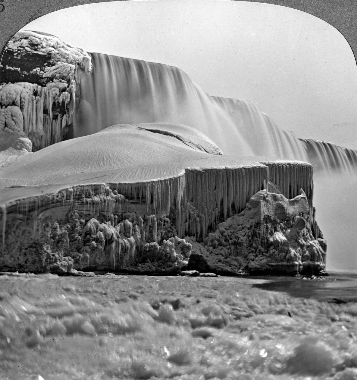Amerikan Şelalesi, Niagara Şelalesi, kışın, New York, ABD. by Realistic Travels Publishers