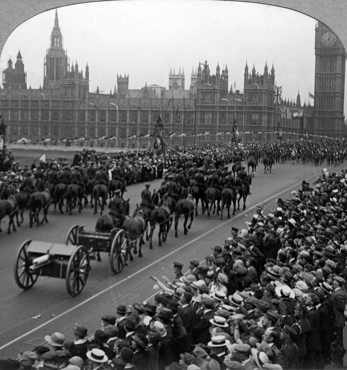 Empires Kuvvetlerinin Büyük Yürüyüşünde Topçu, Westminster Bridge, Londra, 1919. by Realistic Travels Publishers
