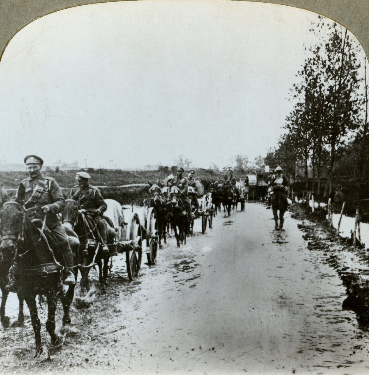 Topçu, çamurun içinden Gommecourt, Fransa, I. Dünya Savaşı, c1914-c1918