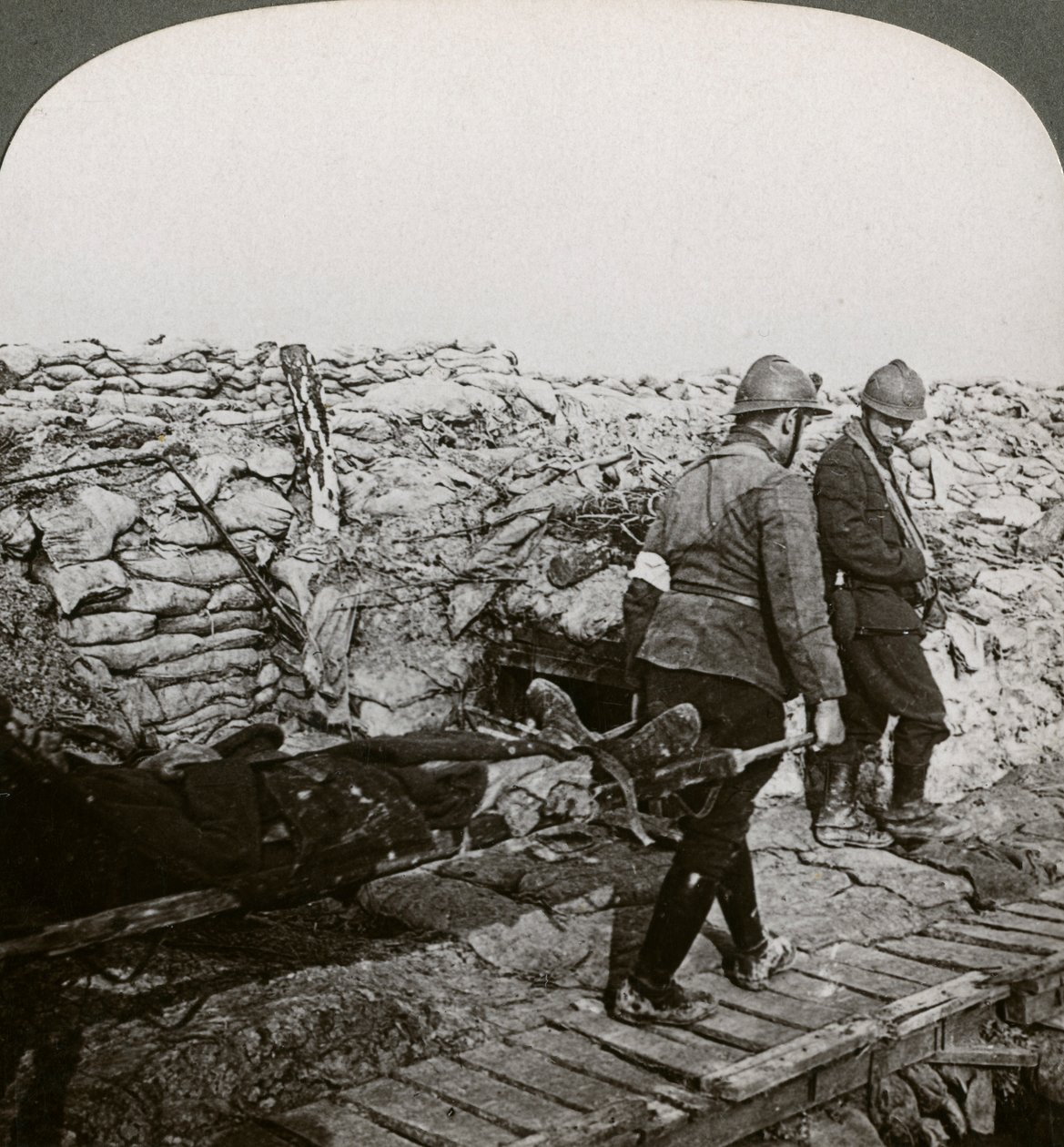 Bir siperde yaralı taşıyan Belçikalı sedye taşıyıcıları, Dixmude, Belçika, Birinci Dünya Savaşı, 1914-1918. by Realistic Travels Publishers