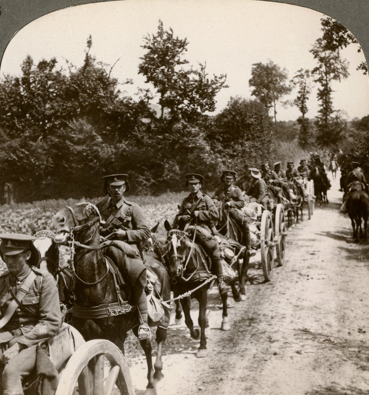 Yedek mühimmat getirmek, Birinci Dünya Savaşı, 1914-1918. by Realistic Travels Publishers