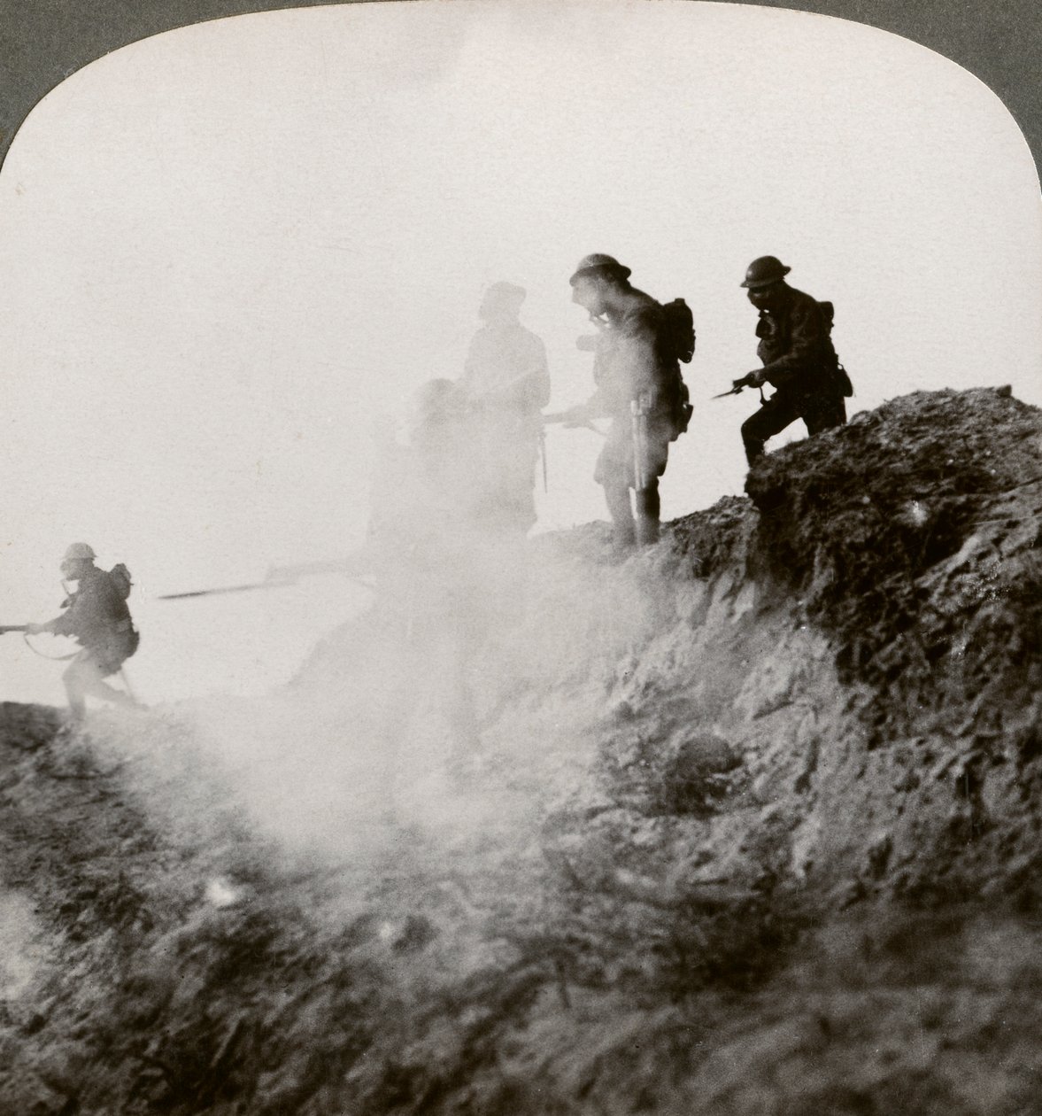 Gaz ve duman örtüsü altında ilerleyen İngiliz askerleri, Fransa, I. Dünya Savaşı, 1916 by Realistic Travels Publishers