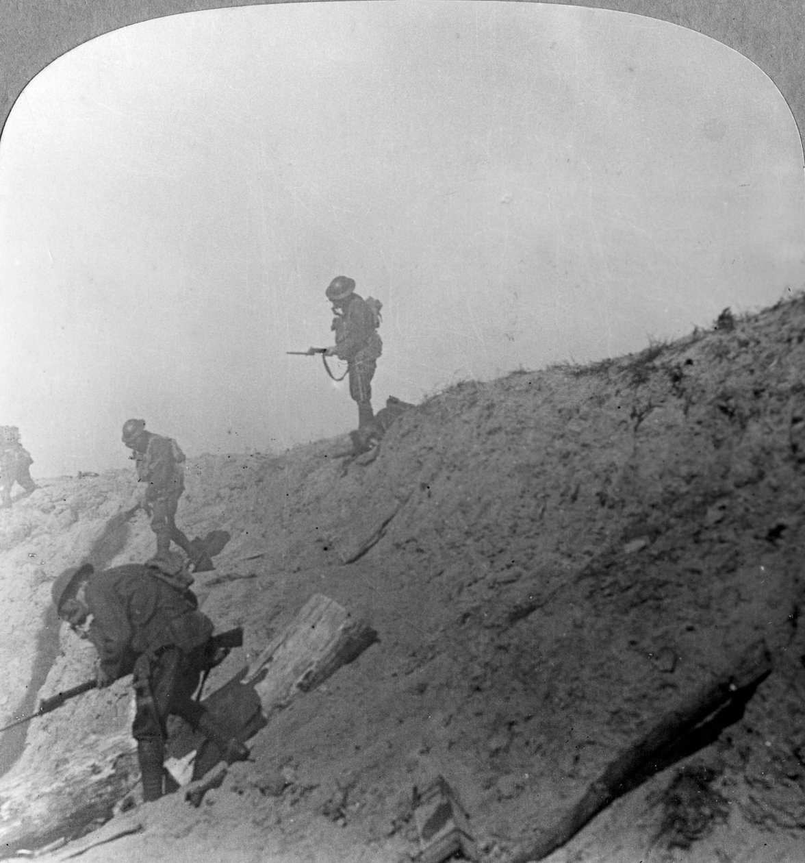 Gazla ilerleyen İngiliz birlikleri, Passchendaele, Ypres, Belçika, I. Dünya Savaşı, c1914-c1918 by Realistic Travels Publishers