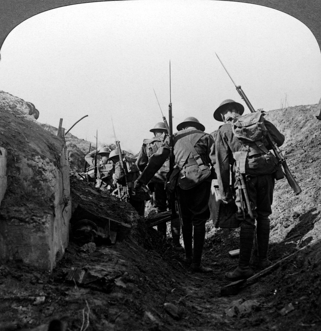 İngiliz birlikleri ele geçirilen bir siperde, Hindenburg Hattı, Fransa, I. Dünya Savaşı, 1917-1918. by Realistic Travels Publishers