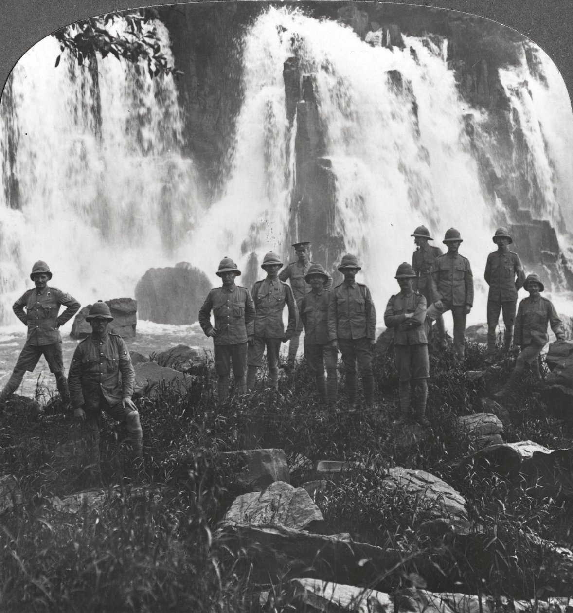 İngiliz birlikleri bir şelalede kendilerini yeniliyor, Afrika, I. Dünya Savaşı, c1914-c1918 by Realistic Travels Publishers