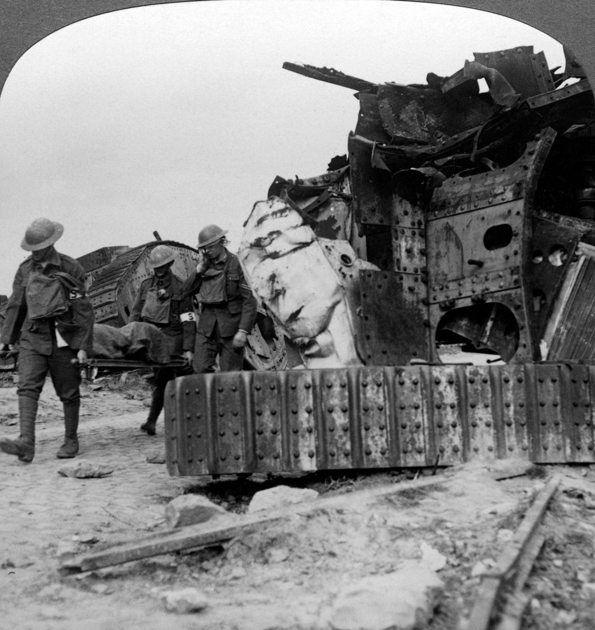 Ön geçitten gelen zayiatlar tankları yok etti, Villers-Bretonneux, Fransa, I. Dünya Savaşı, 1918. by Realistic Travels Publishers